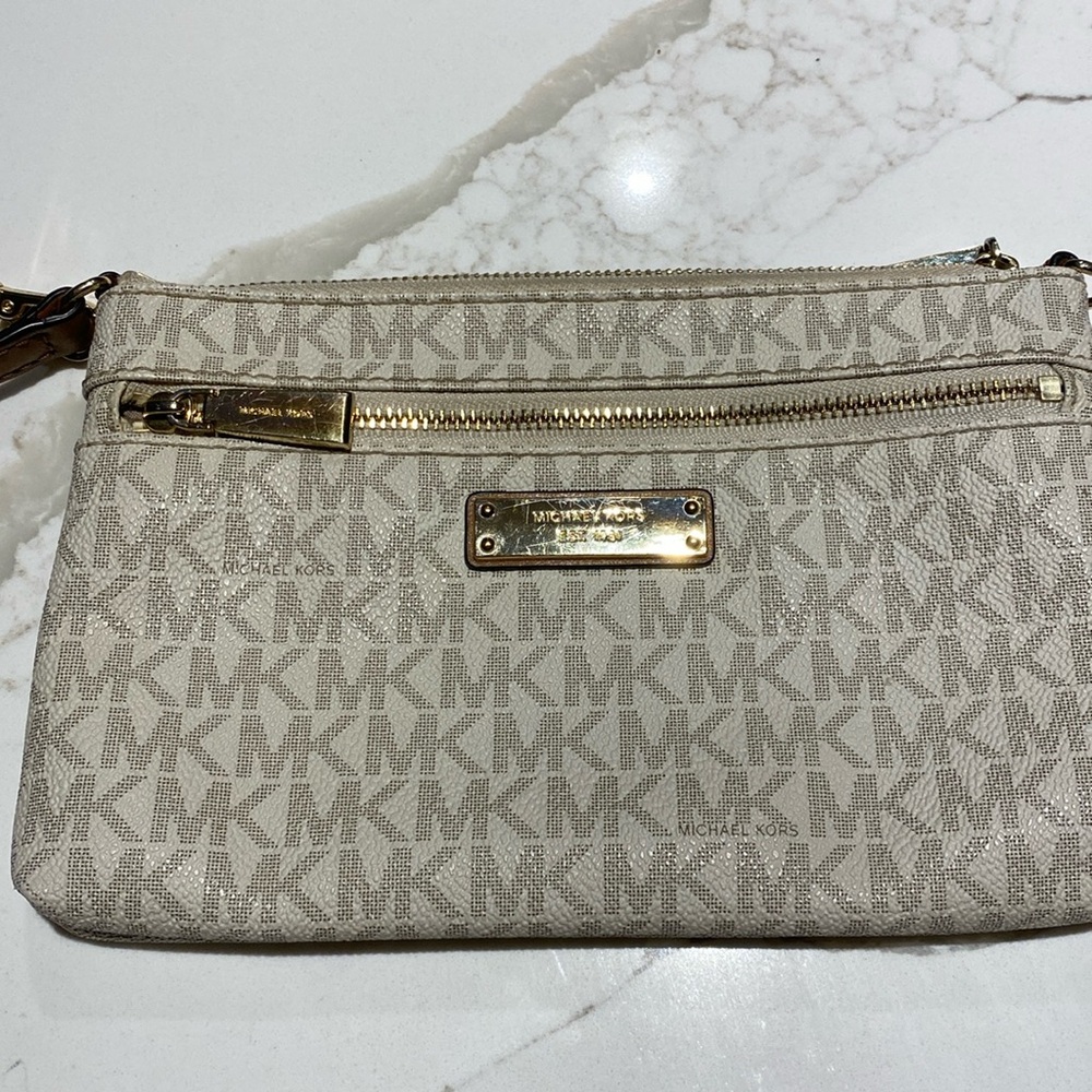 Michael Kors wristlet 
Great condition 
Authentic